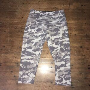 Lysse camo cropped maternity shapewear  M leggings